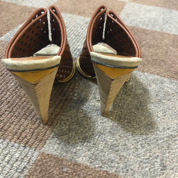 Fendi sandals , size 36, worn only a few times ! Authentic . - Picture 4 of 4